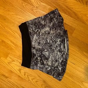 Lululemon sz 2 tall skirt EUC